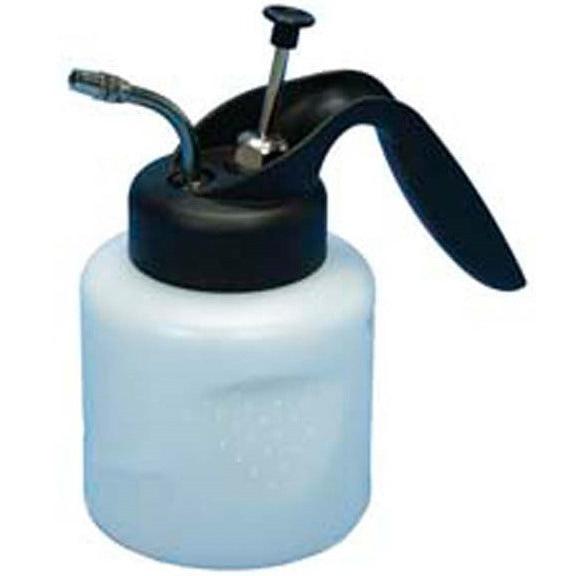 Der Handsprayer fix 0,5 l von Diversey Deutschland GmbH & Co. OHG ist ein langlebiger und widerstandsfähiger Handsprayer mit schwarzem Griff, Pumphebel und Metallauslauf. Die weiße Dose ist lösungsmittelbeständig für vielseitigen Einsatz.