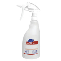 Un flacon pulvérisateur à gâchette blanc (0,5 L) de la société Diversey Deutschland GmbH & Co. OHG, portant l'inscription « Sani 100 » et muni d'une gâchette rouge, avec des instructions d'utilisation en bleu et en rouge sur la face avant ; disponible en flacon de recharge dans un carton contenant 5 flacons.