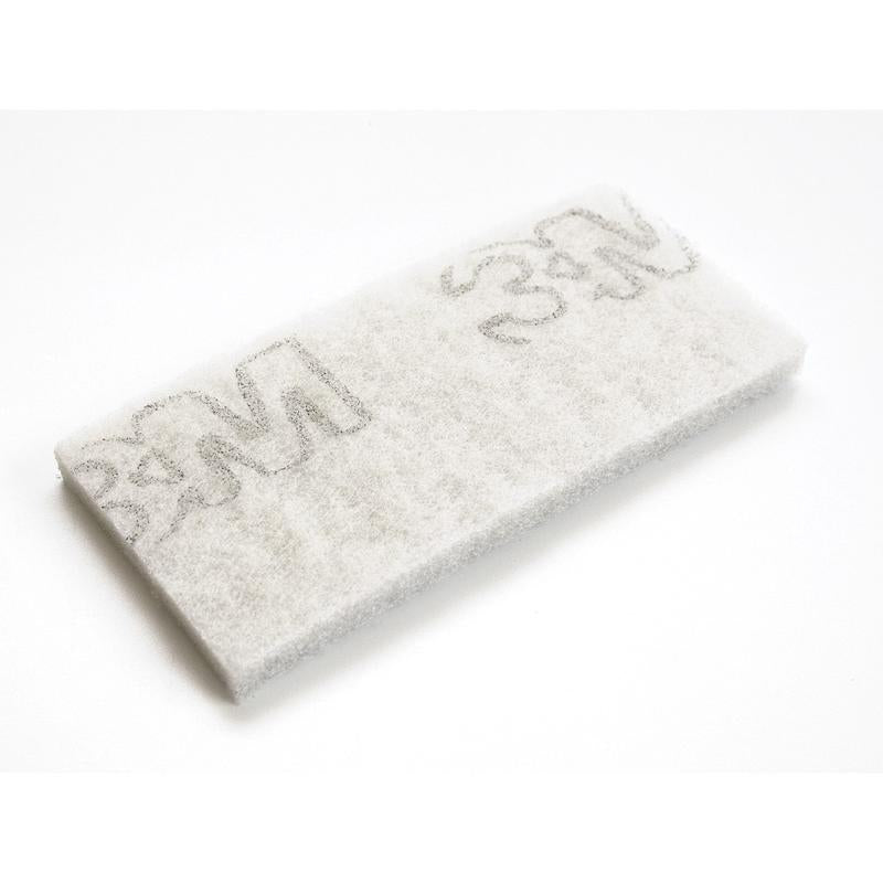 Un pad TASKI Jumbo blanc rectangulaire pour appareils de nettoyage de bords de Diversey Deutschland GmbH & Co. OHG, conçu pour le nettoyage professionnel, présente plusieurs logos gris "3M" et est illustré sur un fond blanc simple.