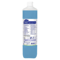 Une bouteille en plastique d'un litre de nettoyant à base d'alcool « TASKI Sprint 200 Pur-Eco » de la société Diversey Deutschland GmbH & Co. OHG, contenant un liquide bleu, dotée d'un bouchon blanc et d'une étiquette blanche indiquant les caractéristiques du produit et les mode d'emploi en plusieurs langues.