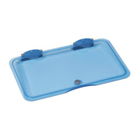 Le couvercle TASKI pour cadre de sacs de la société Diversey Deutschland GmbH & Co. OHG (7517265, 1 pièce) est un couvercle en plastique robuste, rectangulaire et bleu translucide, muni de clips métalliques et de deux poignées en plastique ; il est représenté à plat sur fond blanc.