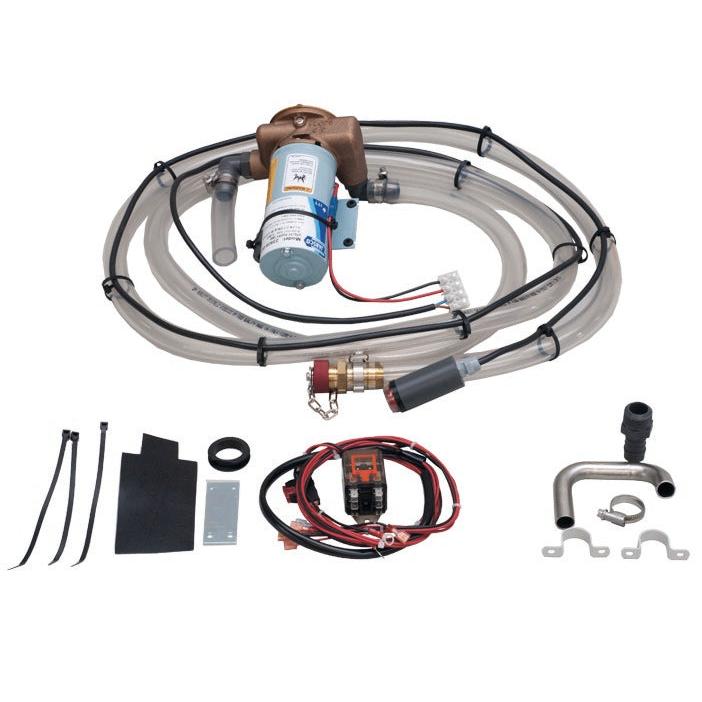 Le kit de pompe de vidange pour swingo 4000 & 5000 de Diversey Deutschland GmbH & Co. OHG contient des tuyaux, des colliers, des câbles, des fiches, un support métallique, des attaches de câble, un interrupteur et du matériel de montage sur fond blanc.