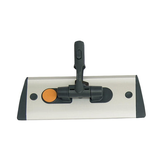 Le support de serpillière TASKI Jonmaster UltraPlus en aluminium de Diversey Deutschland GmbH & Co. OHG est doté d'une base rectangulaire de couleur argent métallisé, d'un raccord central pour la poignée, d'un bouton orange et d'embouts noirs : il est idéal pour le nettoyage professionnel.