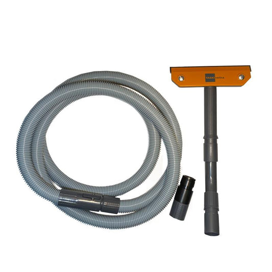 Auf weißem Hintergrund sind ein grauer Flexschlauch, eine grau-orange Bodendüse und ein Adapter aus dem Handreinigungs-Set, Seter Ha zur manuellen Bedienung (Diversey Deutschland GmbH & Co. OHG), abgebildet.