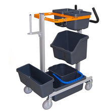 Der TASKI Nano Trolley für Procarpet von Diversey Deutschland GmbH & Co. OHG verfügt über 4 graue Behälter in verschiedenen Größen, einen Behälter mit blauem Griff, ein orangefarbenes Obergestell und Lenkrollen - ideal für die Teppichreinigung und den manuellen Einsatz.