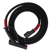 Le tuyau à vapeur de Diversey Deutschland GmbH & Co. OHG pour le TASKI SO4 (4 m, pistolet inclus) est un tuyau spiralé noir rehaussé de touches rouges, doté d'une poignée et d'embouts de raccordement, destiné aux appareils de nettoyage tels que le SO4, représenté sur fond blanc.
