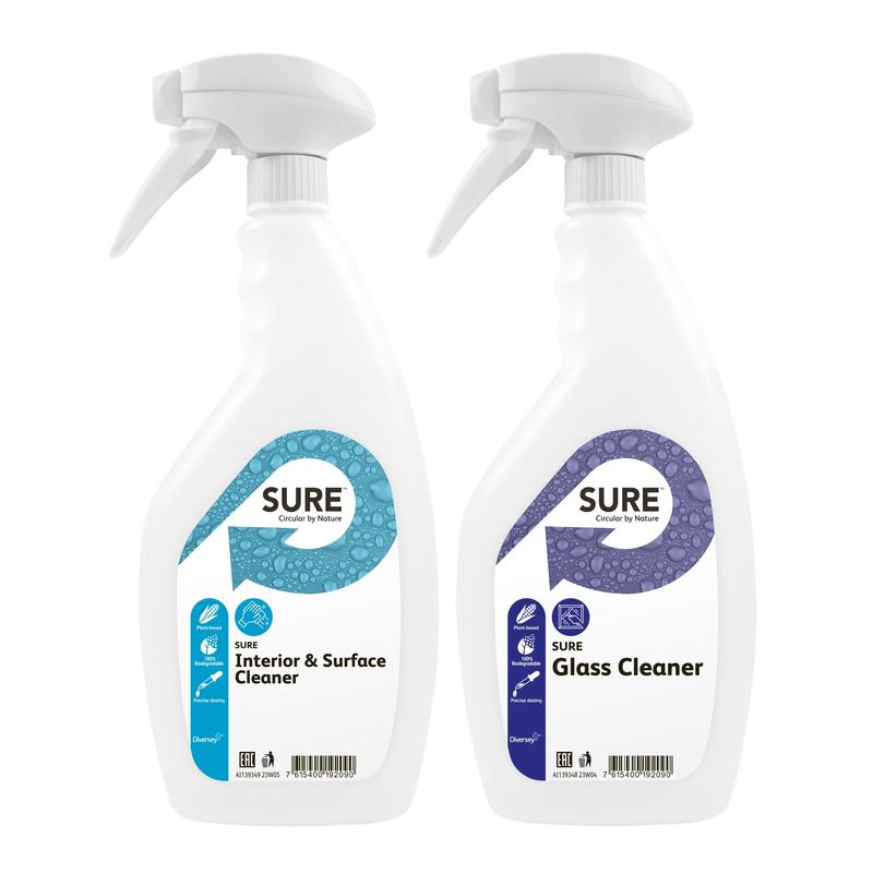 Deux flacons vaporisateurs blancs de Diversey Deutschland GmbH & Co. OHG se tiennent côte à côte, l'un avec l'étiquette SURE Glass Cleaner et l'autre avec l'étiquette SURE Interior & Surface Cleaner - des solutions de nettoyage écologiques.