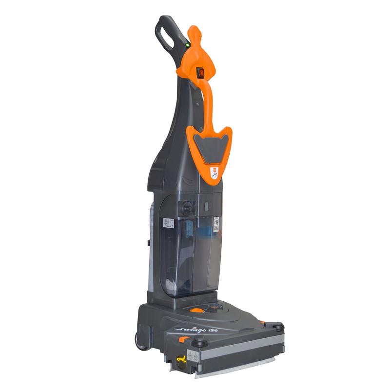 Un TASKI swingo 150 B Li-Ion noir et orange de Diversey, une autolaveuse ultracompacte à batterie avec technologie lithium-ion et brosse à rouleaux, est représenté sur un fond blanc.