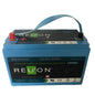 La batterie au lithium IntelliPower 50Ah de Diversey Deutschland GmbH & Co. OHG (24V, 50Ah) dispose d'une sangle de transport bleue, de pôles clairement marqués et est compatible avec les appareils Ultimaxx & swingo 455-2100. Emballage : 1 pièce.
