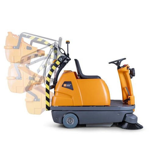 Eine Seitenansicht der orangefarbenen TASKI balimat 6500 HD RTU Batteriebetriebene Aufsitz-Kehrsaugmaschine von Diversey zeigt die Bewegungsspanne des vorderen Behälters beim Anheben und Vorwärtsneigen zur Hochentleerung.