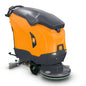 Der TASKI ULTIMAXX 2900 SD50 von Diversey Deutschland GmbH & Co. OHG ist eine Scheuersaugmaschine der nächsten Generation mit orange-grauem Gehäuse, 63-Liter-Tank, hinterem Steuergriff, Rädern und Bürste am Boden. Abgebildet auf einem schlichten weißen Hintergrund.
