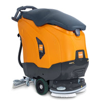Eine orange-schwarze TASKI ULTIMAXX 1900 DD55 Performance BMS 25A Scheuersaugmaschine der nächsten Generation von Diversey Deutschland, mit 55cm Doppelscheibe, Radantrieb, Steuergriff, Schrubber und 42L Tank auf weißem Hintergrund.