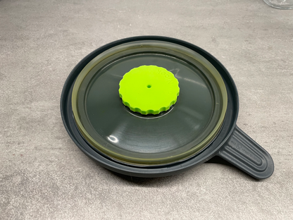 Draufsicht auf einen grauen Wischeimer aus Polypropylen, ausgestattet mit einem Wringeraufsatz und einer schwarzen perforierten Plattform. Die Vileda GmbH Professional Vertikalpresse mit den Maßen 23x23x32 cm verfügt über einen ausziehbaren Griff und einen kleinen Haken an der Seite des Eimers.