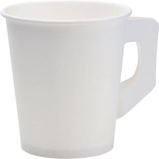 Ein weißer Becher mit Henkel aus PAP/PE von Duni GmbH, Packung mit 80 Stück, vor weißem Hintergrund. Der Einwegbecher erscheint leer.