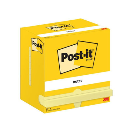 Une boîte jaune de Post-it® Notes de 3M Deutschland GmbH, 76 mm x 127 mm, 100 feuilles par bloc, 12 blocs par paquet, couleur jaune, avec emballage en carton et certification 100% PEFC (SGSCH-PEFC-COC-110078).