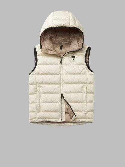 Eine schwarze Ladestation für das Duni GmbH LED Set, Warmweiß & Multicolor (12 Stück), beinhaltet weiße Kerzen in Batterieform und einen schwarzen Stromadapter mit einem zweipoligen Stecker und langem Kabel.