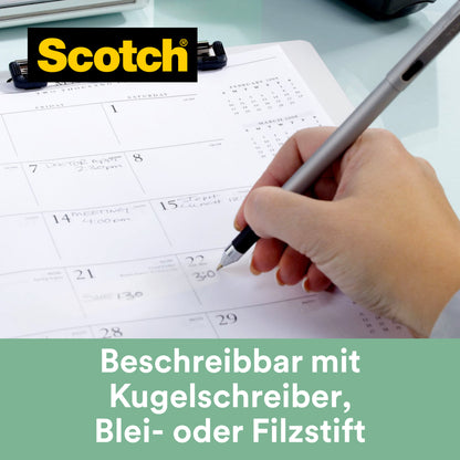 Eine Hand schreibt mit einem Stift auf einen Tischkalender, im Hintergrund ein Klemmbrett. Text: "Scotch® Magic™ Klebeband von 3M, 66% pflanzlicher Klebstoff, 19 mm x 20 m, beschreibbar mit Stift. Inkl. Abroller aus Recyclingmaterial.