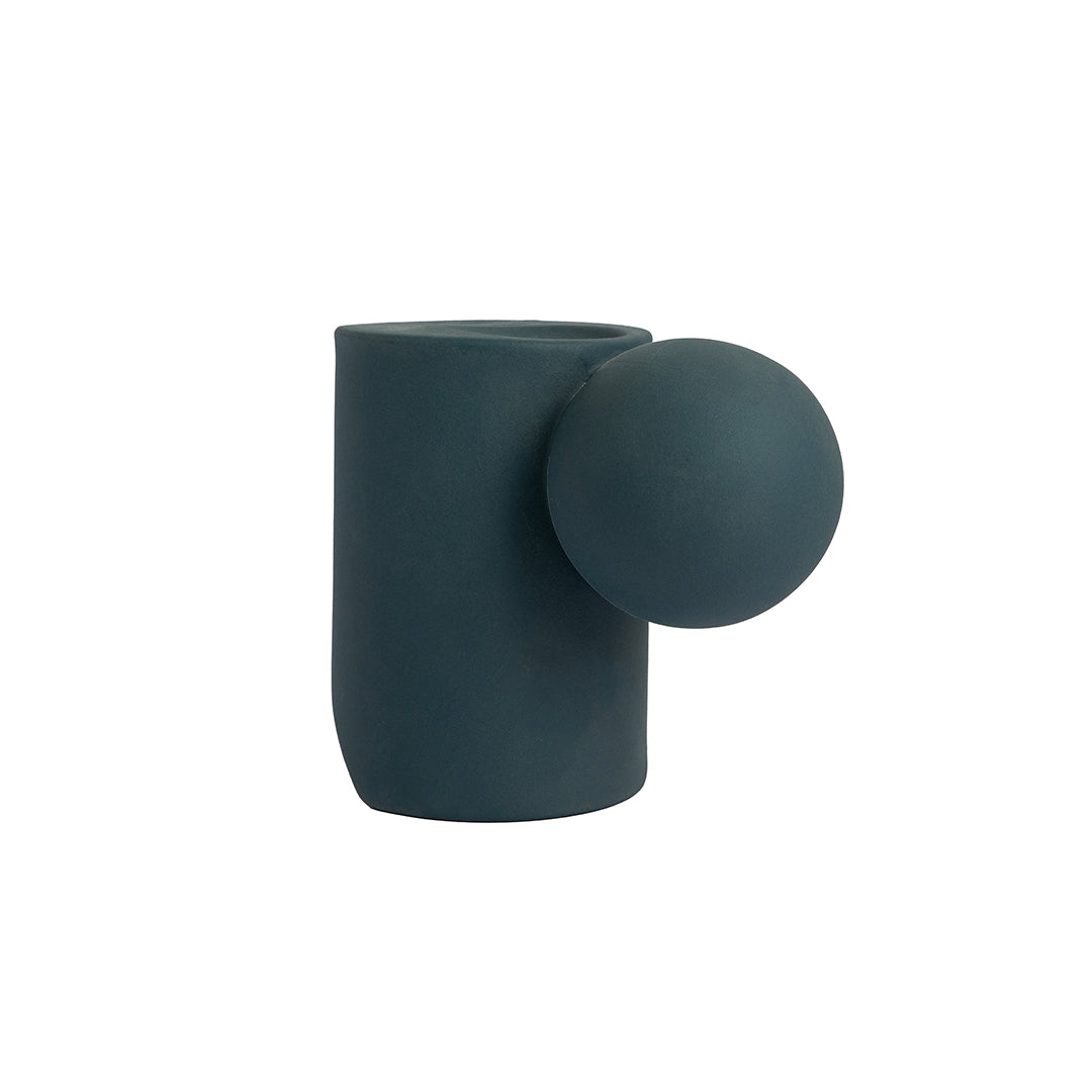 Nahaufnahme einer schwarzen Ladestation für das Duni GmbH LED Set, Warmweiß & Multicolor - 12 Stück Farbwechsel Leuchten, mit mehreren weißen zylindrischen Ladeanschlüssen mit abgerundeten Kappen und eingeprägtem Duni-Logo neben der Steckdose.