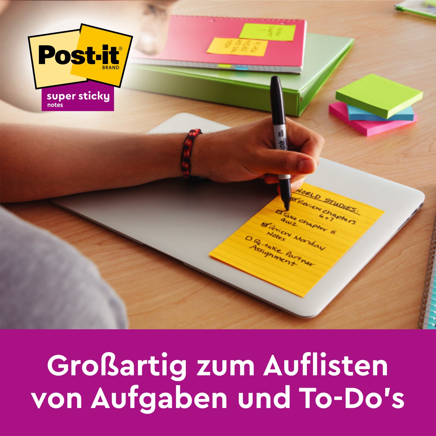 Quelqu'un écrit sur un Post-it® Super Sticky Notes jaune grand format, Boost Collection (101 mm x 152 mm, ligné, 45 feuilles/bloc, 3 blocs/paquet) de 3M Deutschland GmbH; texte en allemand : "Idéal pour lister des tâches et des choses à faire."