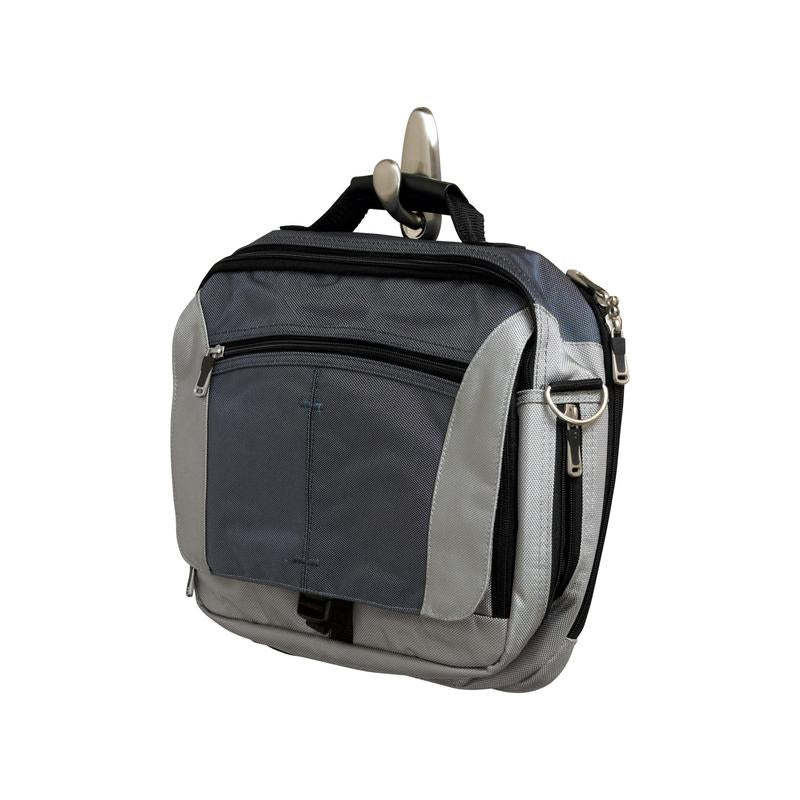 Un sac de voyage gris-noir avec plusieurs compartiments à fermeture éclair est suspendu à un crochet en métal Command™ "classique" de 3M Deutschland GmbH devant un fond blanc.