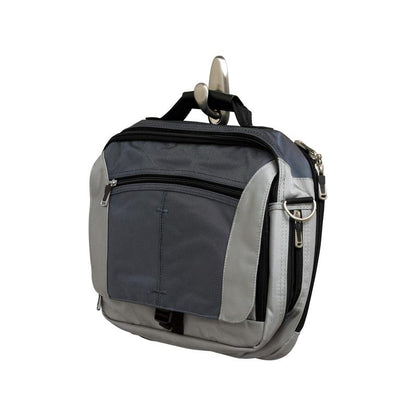 Un sac de voyage gris-noir avec plusieurs compartiments à fermeture éclair est suspendu à un crochet en métal Command™ "classique" de 3M Deutschland GmbH devant un fond blanc.