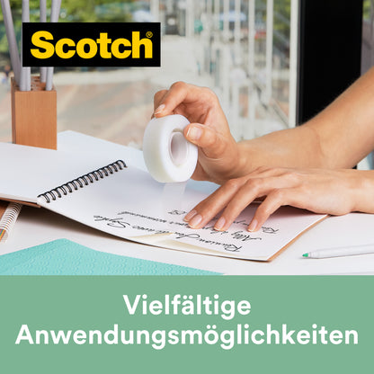 Eine Person verwendet Scotch® Magic™ Klebeband (19 mm x 33 m, 9 Rollen/Packung, mit 66 % pflanzlichem Klebstoff von 3M Deutschland GmbH) am Schreibtisch mit Notizbuch und Stift. Oben links das Scotch Logo; darunter: "Vielfältige Anwendungsmöglichkeiten.