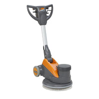 La TASKI ergodisc 200 de Diversey Deutschland GmbH & Co. OHG, une autolaveuse économique à faible vitesse de rotation (200 tr/min) destinée à toutes les tâches de nettoyage courantes, est représentée en gris et orange, avec ses commandes et ses roues sur fond blanc.