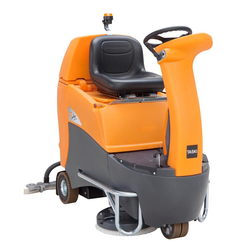 Le TASKI swingo 2500 Li 200 Ah de Diversey est une autolaveuse autoportée compacte, orange et grise, avec technologie au lithium, siège, volant, panneau de commande, brosses de nettoyage en dessous et autocollant "TASKI" à l'avant.