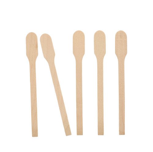 Fünf PAPSTAR Rührstäbchen Holz "pure", 13 cm, umweltfreundlich und stabil, sind nebeneinander aufrecht vor weißem Hintergrund angeordnet. Die Stäbchen zeigen abgerundete Enden und flache Kanten.
