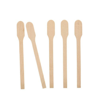Fünf PAPSTAR Rührstäbchen Holz "pure", 13 cm, umweltfreundlich und stabil, sind nebeneinander aufrecht vor weißem Hintergrund angeordnet. Die Stäbchen zeigen abgerundete Enden und flache Kanten.