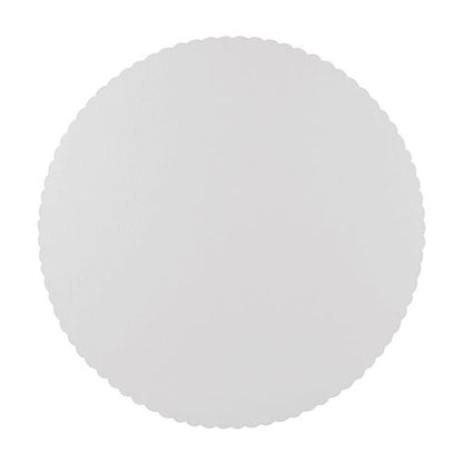 Les 10 supports à gâteaux en carton "pure" ronds de la PAPSTAR GmbH sont des fonds de gâteaux simples, blancs et ronds avec un bord ondulé, écologiques et idéaux comme support de gâteau. Ici illustré sur fond blanc.