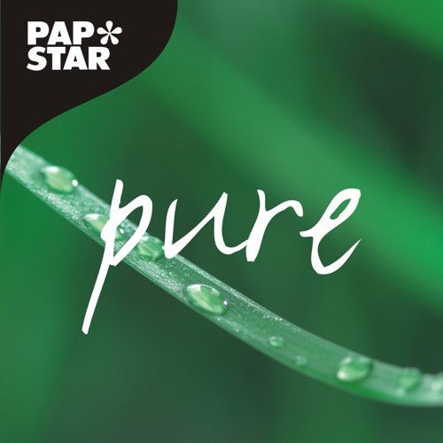 Un gros plan d'une brin d'herbe verte avec des gouttes d'eau, "pure" en lettres blanches et le logo PAPSTAR mettent en avant les 10 supports à gâteaux en carton "pure" écologiques de la PAPSTAR GmbH sur un fond vert flou.