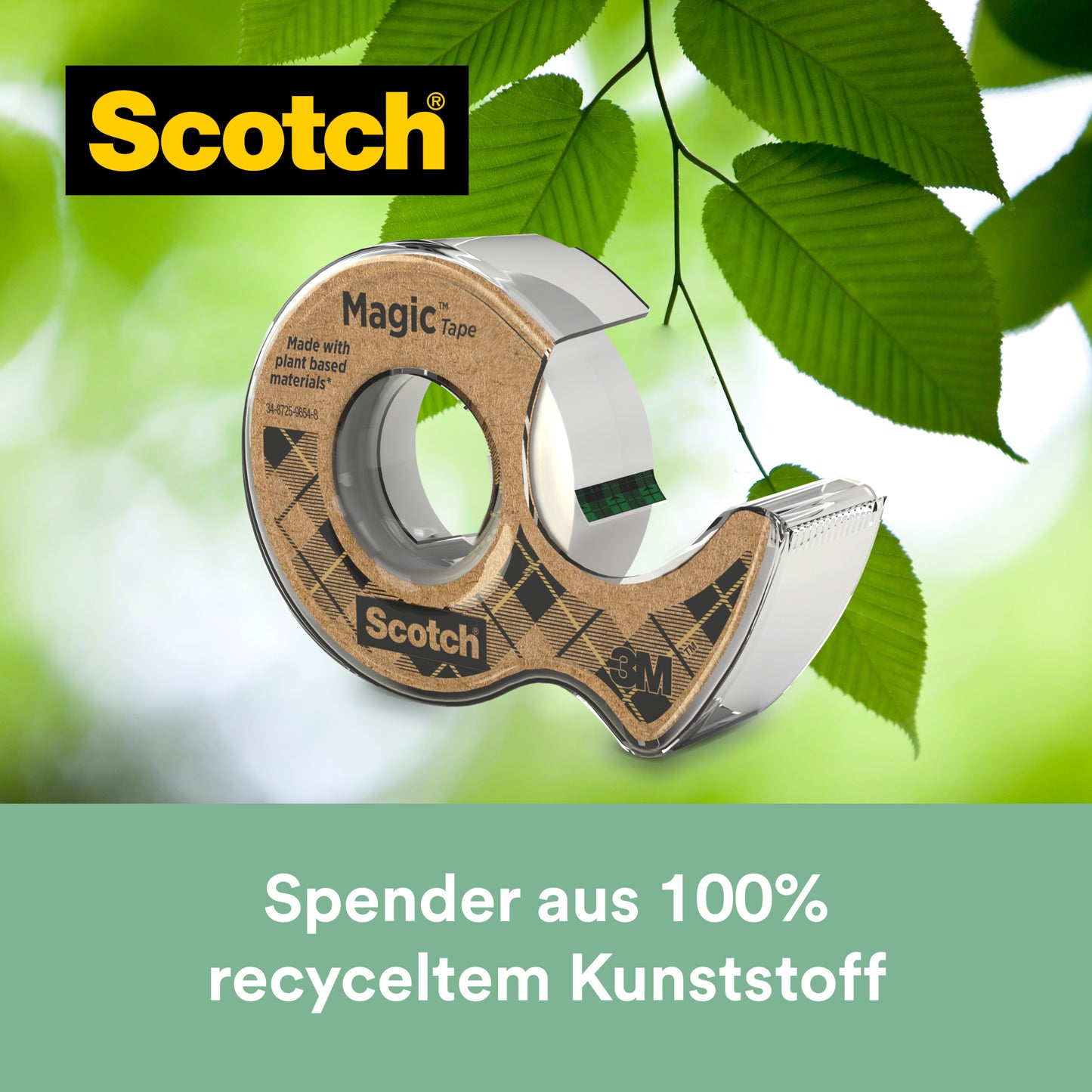 Ein Scotch® Magic™ Klebeband (19 mm x 20 m) von 3M Deutschland GmbH - mit 66 % pflanzlichem Klebstoff und Abroller aus Recyclingmaterial - hängt an einer Schnur am Baum, umgeben von grünen Blättern.