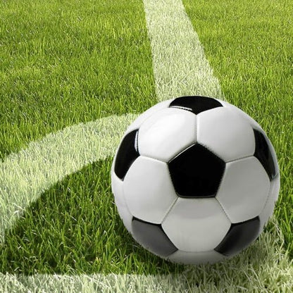 Ein schwarz-weißer Fußball sitzt auf grünem Rasen an einer weißen Linie - ideal für eine sportliche Tischdekoration mit PAPSTAR 20 Servietten, 33x33cm, 3-lagig, 4er Set von PAPSTAR GmbH bei Ihrer nächsten Veranstaltung.