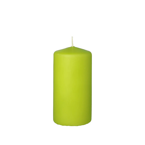 La PAPSTAR bougie cylindrique Ø 50 mm, 100 mm de PAPSTAR GmbH en cire de haute qualité avec une surface lisse et une mèche courte placée au centre est idéale pour une décoration élégante sur fond blanc.