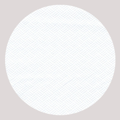 Un cercle blanc avec un motif subtil de croix en losange, inspiré de la nappe PAPSTAR (papier, blanc, 8 m x 118 cm), est centré sur un fond gris clair. De fines lignes bleues forment une grille régulière qui reflète le design de PAPSTAR GmbH.