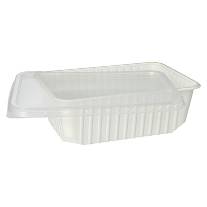 Un couvercle transparent Starpak (PP, 0,7 x 18,6 x 13,3 cm) pour gobelets d'emballage, légèrement surélevé, couvre partiellement le dessus d'un récipient alimentaire blanc en plastique avec des côtés nervurés; le lot comprend 50 couvercles.