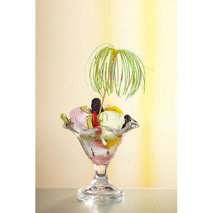 Eine Dessertschale aus Glas mit Eis, verschiedenen Früchten und Beeren ist mit einem Deko-Picker PAPSTAR 100 der PAPSTAR GmbH garniert und steht vor einem sanft gelb beleuchteten Hintergrund – perfekt für stilvolle Präsentationen.