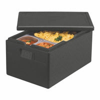Un PAPSTAR Conteneur de transport isotherme, EPP 60 cm x 40 cm, noir, « Gastro-Norm 1/1 » de la PAPSTAR La GmbH, dont le couvercle est partiellement ouvert, permet d'apercevoir trois plats – une soupe, des légumes et des pâtes – présentés dans des récipients Gastro-Norm 1/1.