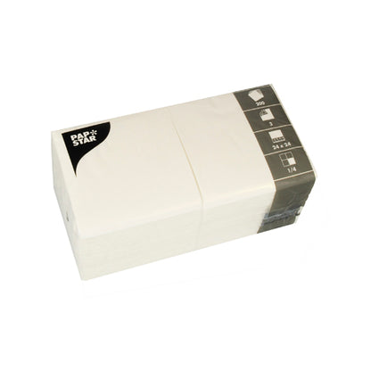 Une pile de PAPSTAR 200 serviettes, 3 plis, 1/4 de pli, 24x24 cm de la société PAPSTAR, avec des informations sur le produit telles que la taille des serviettes et la quantité sur l'emballage.