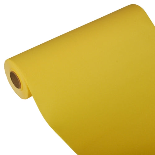 Un grand rouleau de chemin de table jaune PAPSTAR, Tissue «ROYAL Collection» 24 m x 40 cm de PAPSTAR GmbH est déroulé en biais, de sorte que le noyau à une extrémité est visible devant un fond blanc simple.