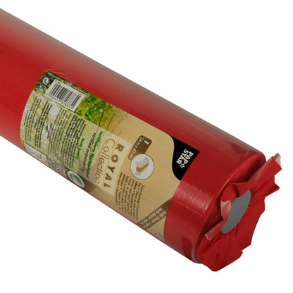 Un gros plan d'un chemin de table enroulé PAPSTAR, Tissue «ROYAL Collection» 24 m x 40 cm de PAPSTAR GmbH, emballé dans un emballage transparent avec une étiquette brun-vert avec texte et symboles.