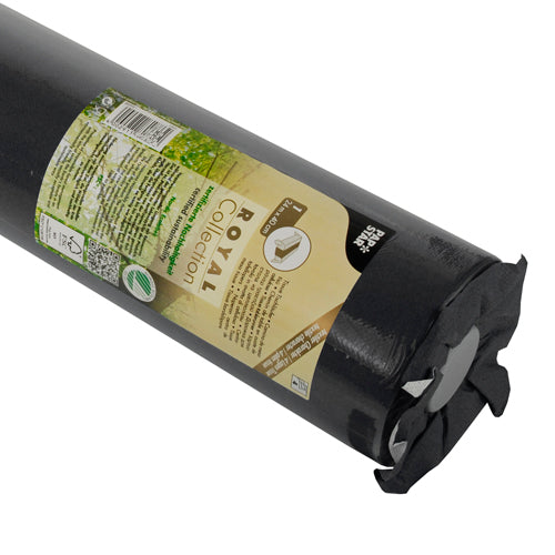 Un chemin de table enroulé PAPSTAR, Tissue «ROYAL Collection» (24 m x 40 cm) de PAPSTAR GmbH, avec une étiquette brun-vert avec texte et symboles, présente aux extrémités des rouleaux un matériau en tissu noir.