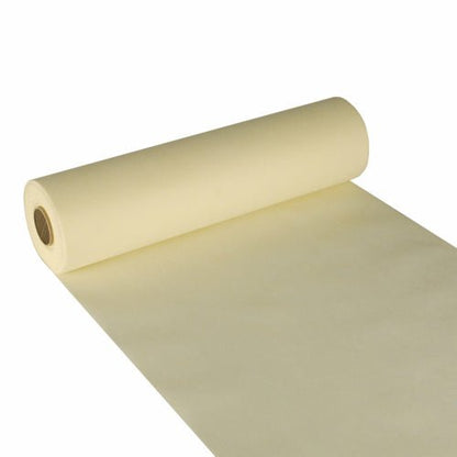 Le chemin de table Starpak, non-tissé semblable à du tissu « soft selection » (24 m x 40 cm), en jaune pâle est ici partiellement déroulé avec un tube intérieur visible - parfait comme chemin de table élégant pour un cadre stylé.
