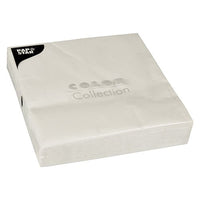 Ein Stapel von 50 weißen, 2-lagigen Servietten (40x40 cm, 1/4 Falz) der PAPSTAR GmbH aus der COLOR Collection mit geprägtem Oberblatt und kleinem schwarzen Etikett in der Ecke.
