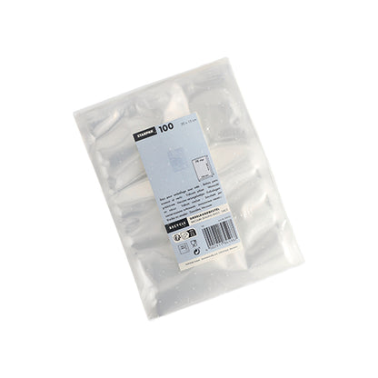 Un sac Starpak 100 à bord scellé, PA/PE transparent, scellé, est représenté vu de dessus avec une étiquette visible - un emballage transparent idéal pour une utilisation avec une machine à vide à cloche lors de la mise sous vide d'aliments.
