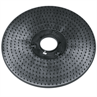 Le support de nettoyage (43 cm) de Diversey Deutschland GmbH & Co. OHG pour le modèle swingo 3500 est un support de tampon de sol rond en plastique noir, doté d'une surface texturée, de poils courts et d'un trou central permettant de fixer des tampons de nettoyage et de polissage. Le paquet contient 1 pièce.
