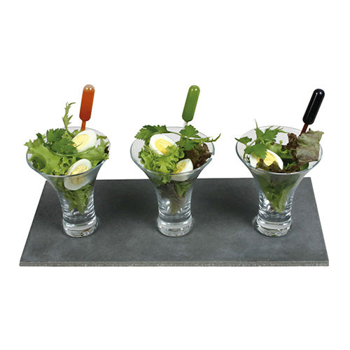 Trois verres à martini avec des légumes-feuilles et des œufs cuits sont chacun équipés d'une pipette Starpak 100, PE transparent de Starpak pour un dosage précis de la vinaigrette. Tous les verres sont soigneusement disposés sur une plaque de schiste rectangulaire.