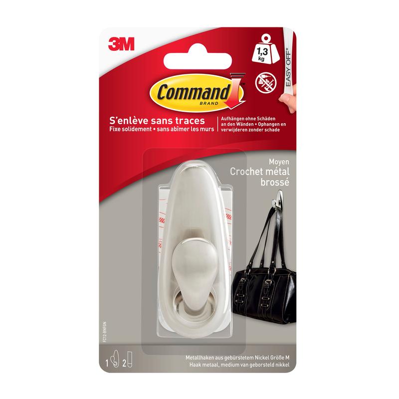 Le crochet en métal Command™ "classique" de 3M Deutschland GmbH, monté ici sur un mur et équipé d'un sac à main noir, peut supporter jusqu'à 1,3 kg et se retire proprement sans endommager les murs.