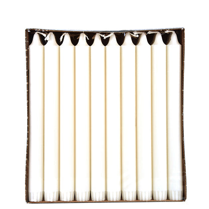 Eine Schachtel mit 30 weißen PAPSTAR Kronkerzen Stabkerzen (Ø 2,2 cm, 100 % Stearin) der PAPSTAR GmbH, aufrecht in einer Reihe angeordnet und von oben auf einem schlichten weißen Hintergrund für gleichmäßigen Abbrand betrachtet.